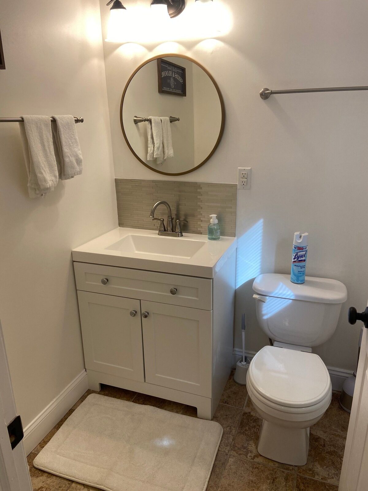 Small bathroom with round mirror
